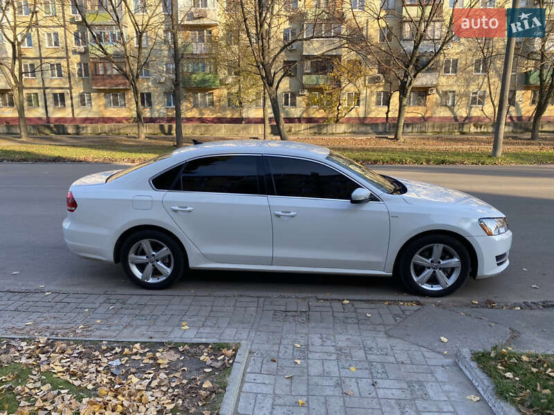 Седан Volkswagen Passat 2013 в Днепре
