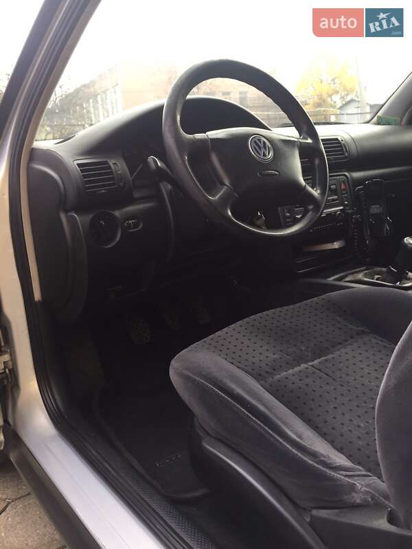 Седан Volkswagen Passat 1998 в Стрые