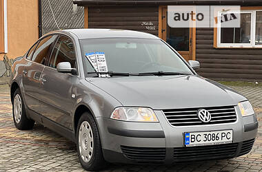 Седан Volkswagen Passat 2003 в Самборе