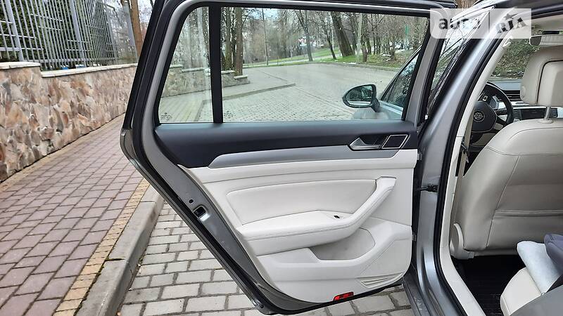 Седан Volkswagen Passat 2015 в Львові