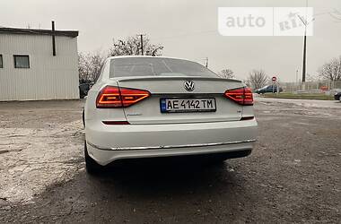 Седан Volkswagen Passat 2016 в Днепре