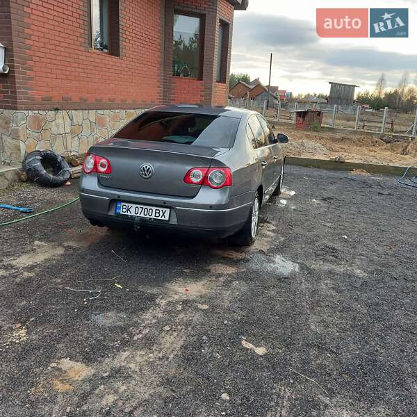 Седан Volkswagen Passat 2008 в Рокитному