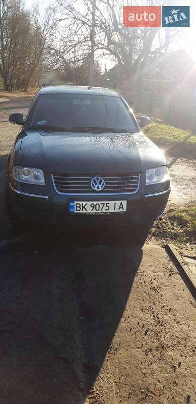 Седан Volkswagen Passat 2004 в Млиніві