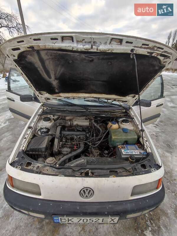 Універсал Volkswagen Passat 1992 в Вараші