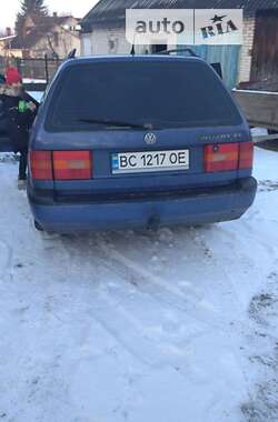 Универсал Volkswagen Passat 1994 в Новояворовске