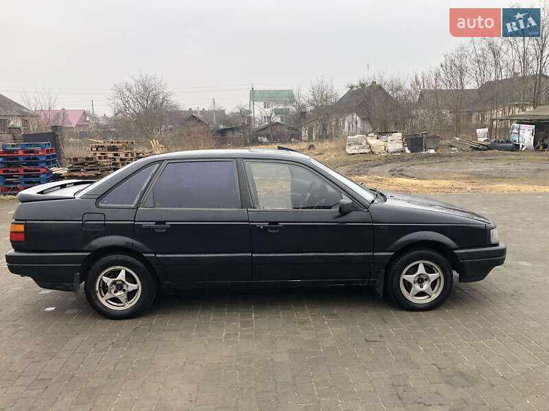 Седан Volkswagen Passat 1991 в Сарнах