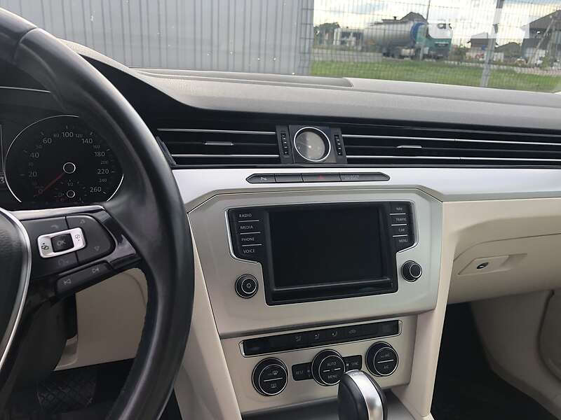 Універсал Volkswagen Passat 2017 в Луцьку