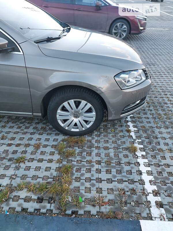 Седан Volkswagen Passat 2011 в Киеве