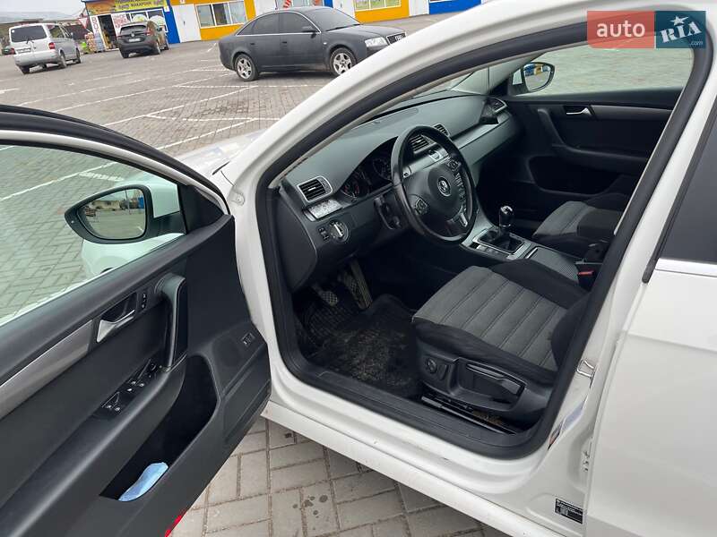Універсал Volkswagen Passat 2012 в Житомирі