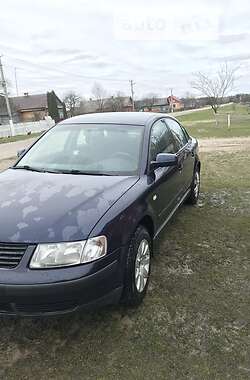 Седан Volkswagen Passat 1999 в Сарнах