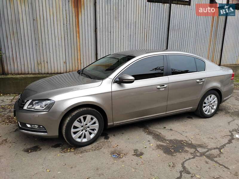 Седан Volkswagen Passat 2012 в Тернополі