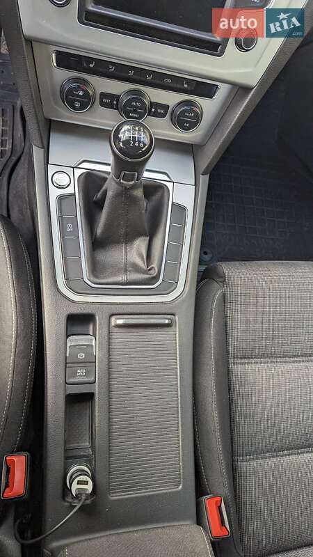 Універсал Volkswagen Passat 2016 в Житомирі