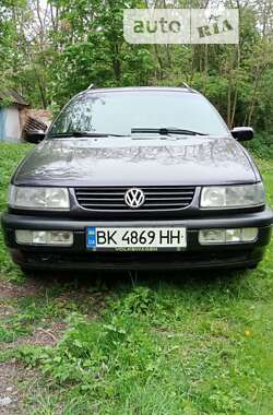 Універсал Volkswagen Passat 1994 в Радивиліві