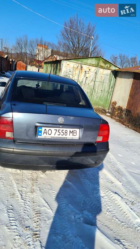 Седан Volkswagen Passat 1999 в Мукачевому