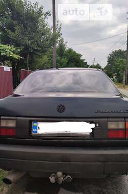 Седан Volkswagen Passat 1992 в Каневе