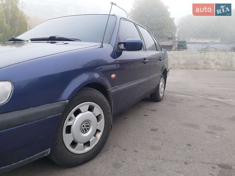 Седан Volkswagen Passat 1996 в Ровно