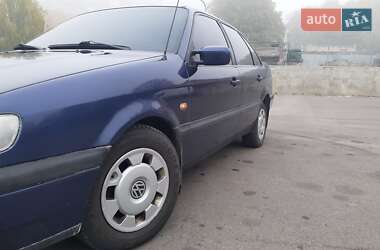 Седан Volkswagen Passat 1996 в Ровно