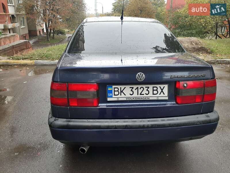 Седан Volkswagen Passat 1996 в Рівному