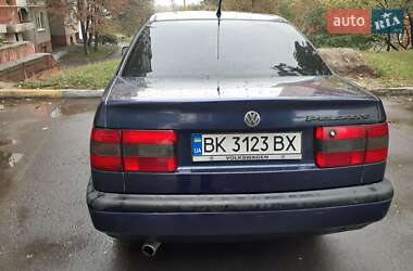 Седан Volkswagen Passat 1996 в Ровно