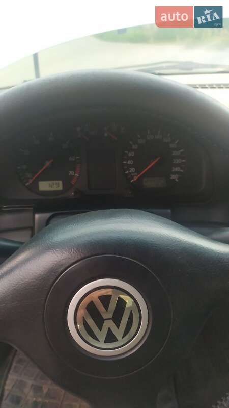 Седан Volkswagen Passat 2000 в Киеве