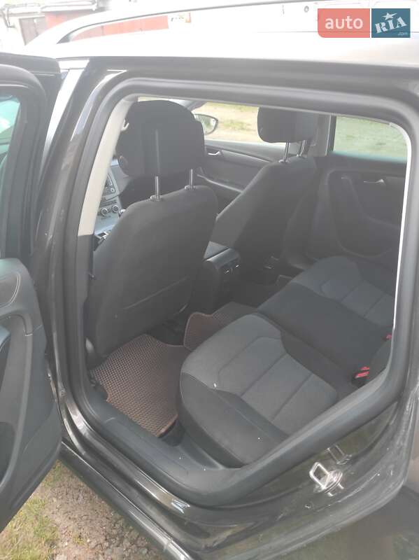 Універсал Volkswagen Passat 2013 в Житомирі