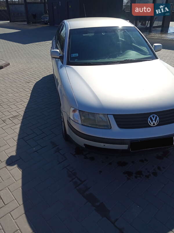 Седан Volkswagen Passat 1998 в Ровно