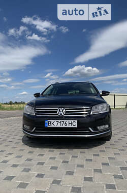 Универсал Volkswagen Passat 2012 в Дубровице