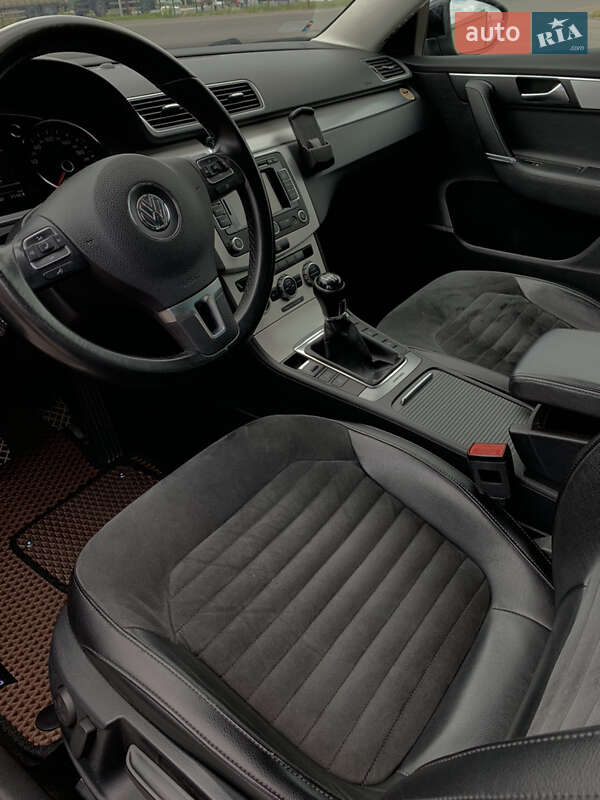 Универсал Volkswagen Passat 2012 в Дубровице
