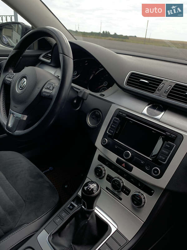 Универсал Volkswagen Passat 2012 в Дубровице