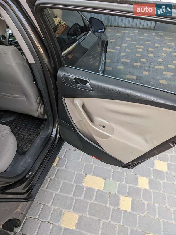 Универсал Volkswagen Passat 2009 в Городке