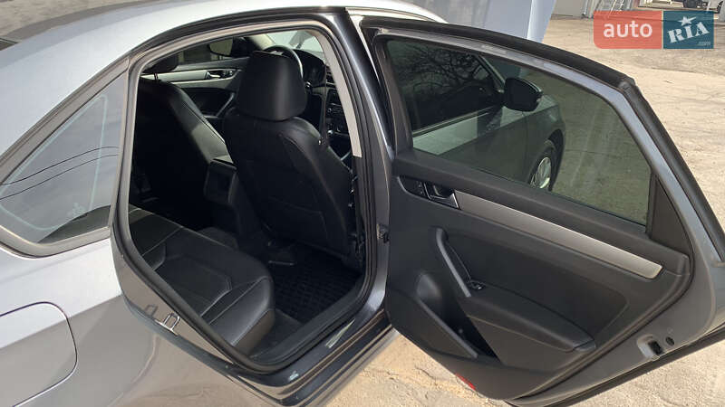 Седан Volkswagen Passat 2013 в Днепре