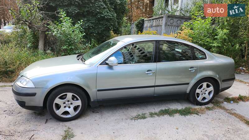 Седан Volkswagen Passat 2004 в Киеве