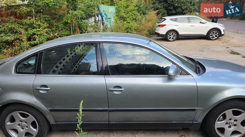 Седан Volkswagen Passat 2004 в Киеве