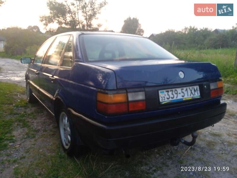 Седан Volkswagen Passat 1988 в Рогатине