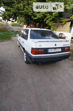 Седан Volkswagen Passat 1988 в Пирятине