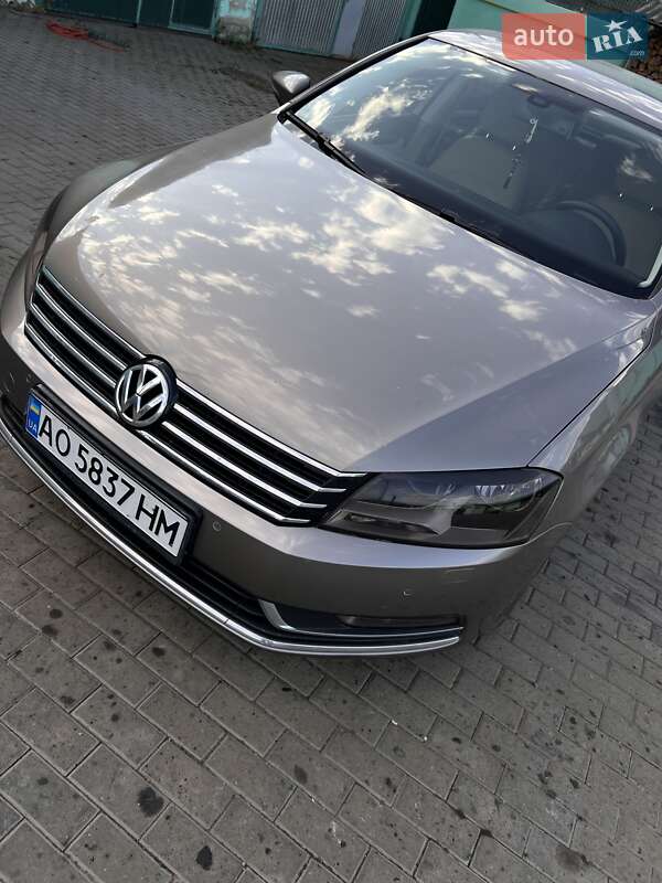 Седан Volkswagen Passat 2011 в Хусте