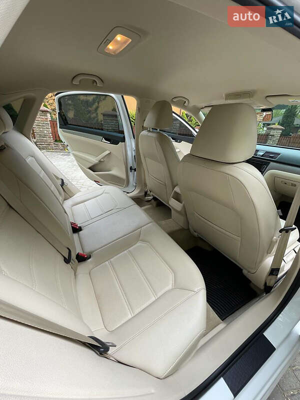 Седан Volkswagen Passat 2015 в Львове