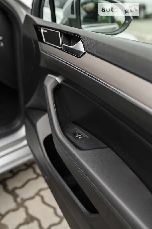 Універсал Volkswagen Passat 2018 в Львові