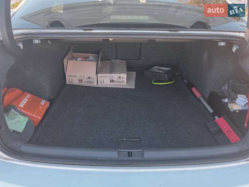 Седан Volkswagen Passat 2013 в Києві