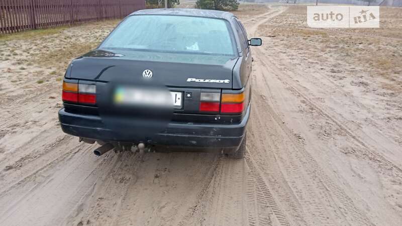 Седан Volkswagen Passat 1993 в Дубровице
