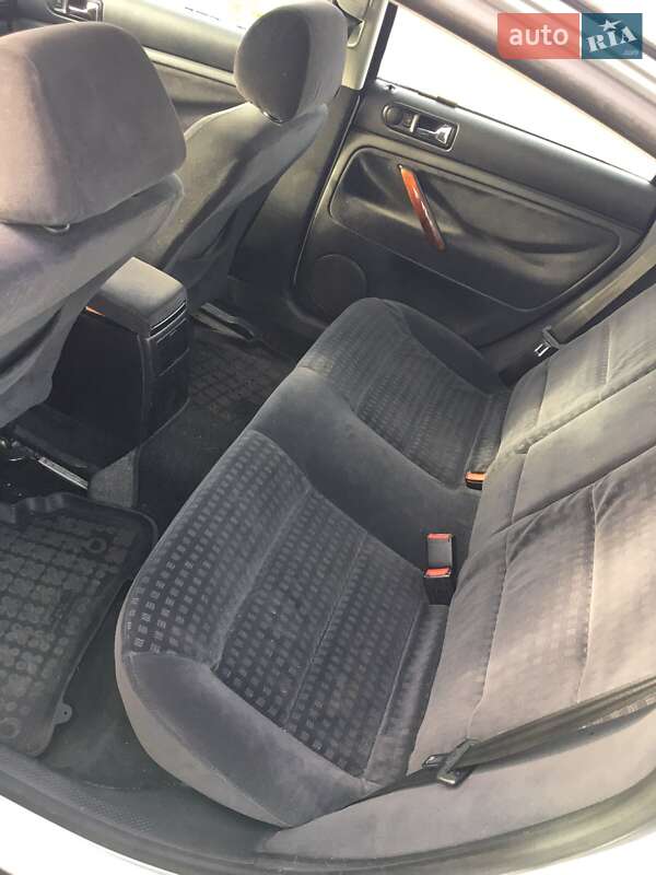 Седан Volkswagen Passat 2001 в Звягеле