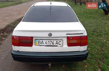 Седан Volkswagen Passat 1995 в Новоукраинке