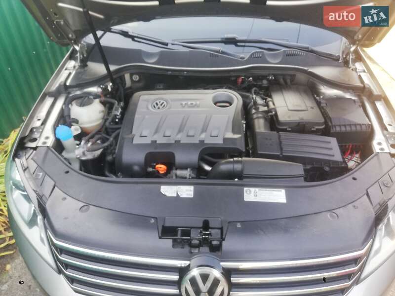 Універсал Volkswagen Passat 2011 в Житомирі