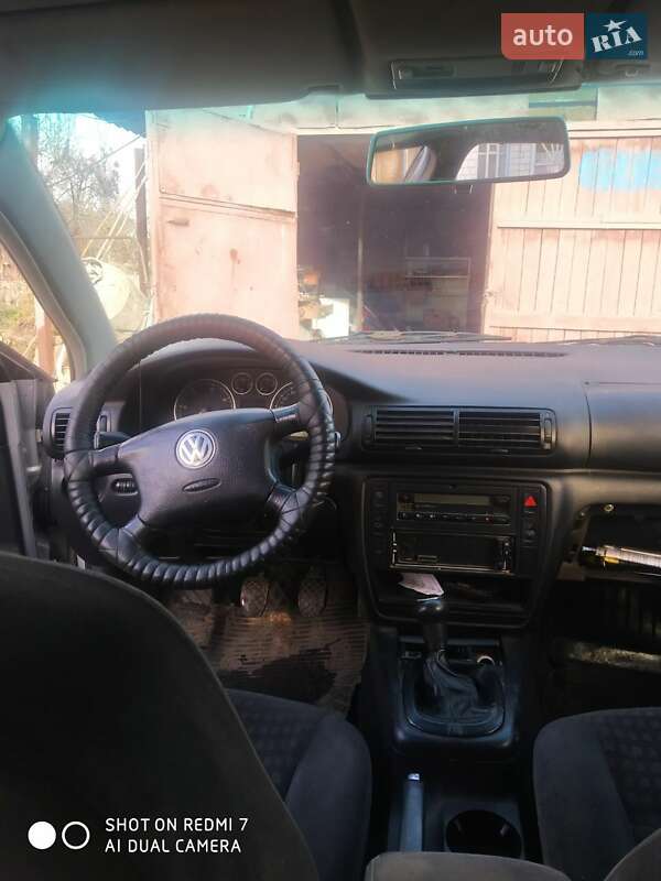 Універсал Volkswagen Passat 2001 в Тростянці