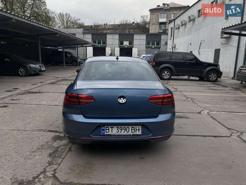 Седан Volkswagen Passat 2016 в Днепре