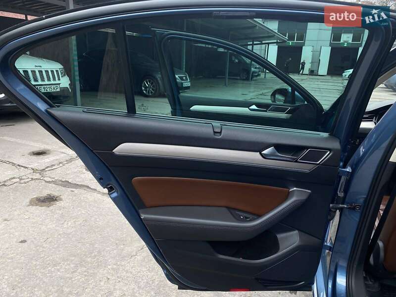 Седан Volkswagen Passat 2016 в Днепре