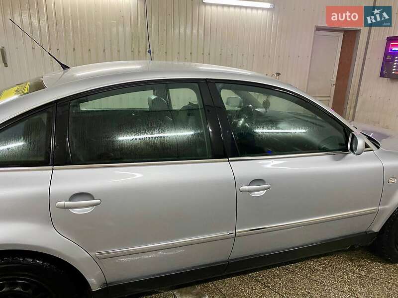 Седан Volkswagen Passat 2001 в Гребінці