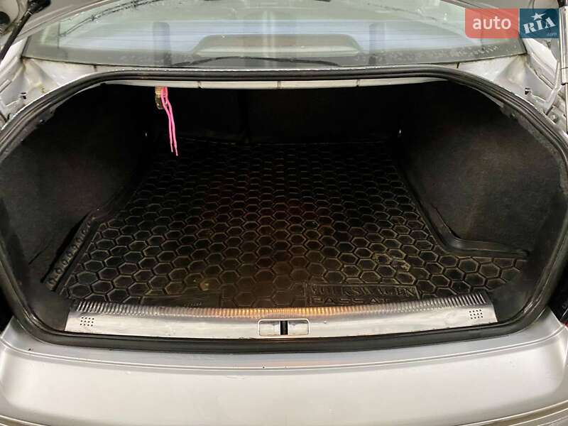 Седан Volkswagen Passat 2001 в Гребінці