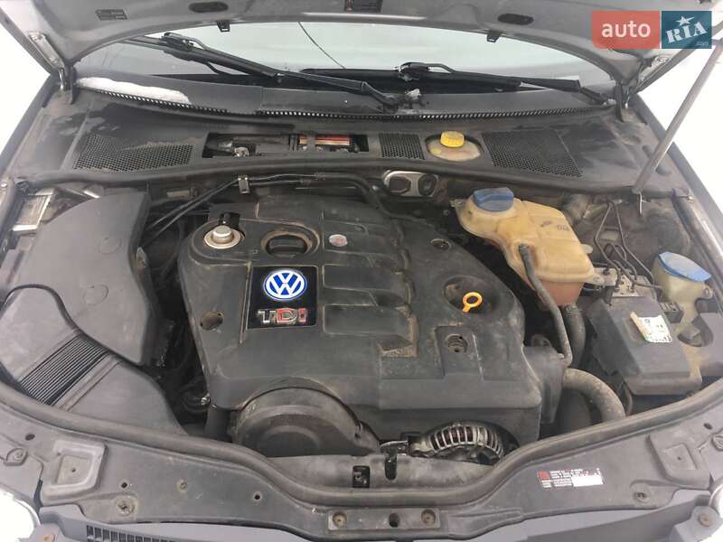 Седан Volkswagen Passat 2001 в Гребінці