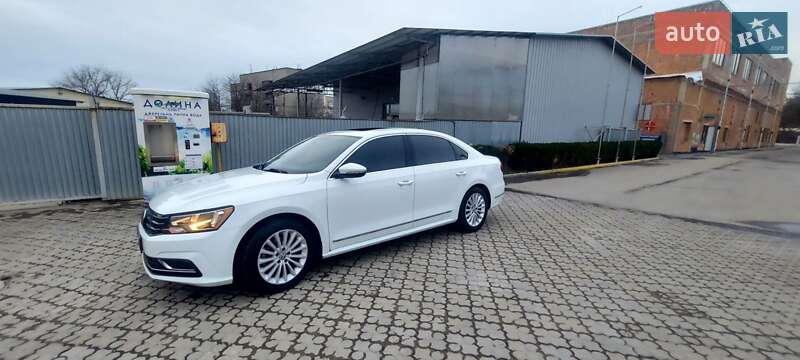 Седан Volkswagen Passat 2016 в Черновцах